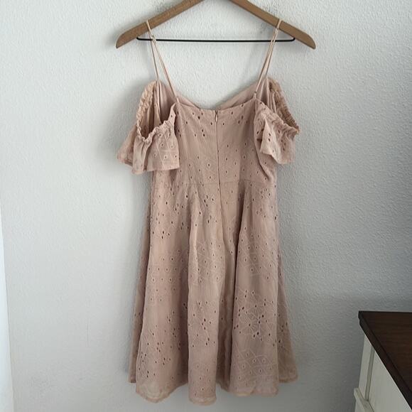 ASTR The Label Mackenzie Off Shoulder Eyelet Mini Dress Solid Short Sleeve Med - Picture 8 of 10